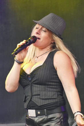 Nicolette Street sur scène — concert rock à l'arrivée de Bassou en Rose